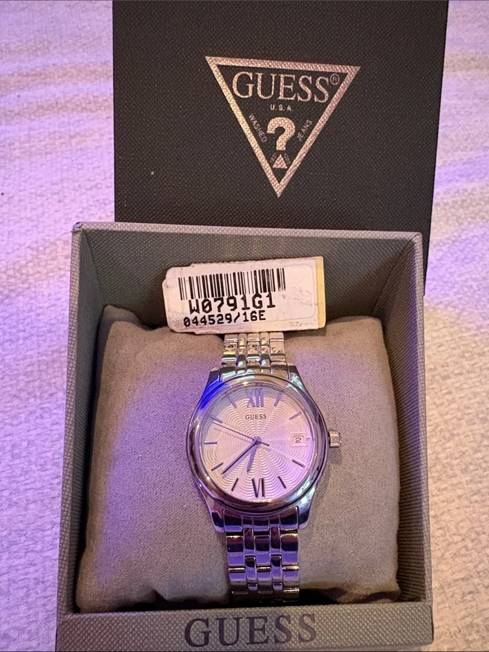Guess sleek wristwatch